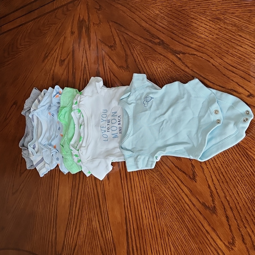 8 Piece Baby short sleeve onsies. 0-3 Months